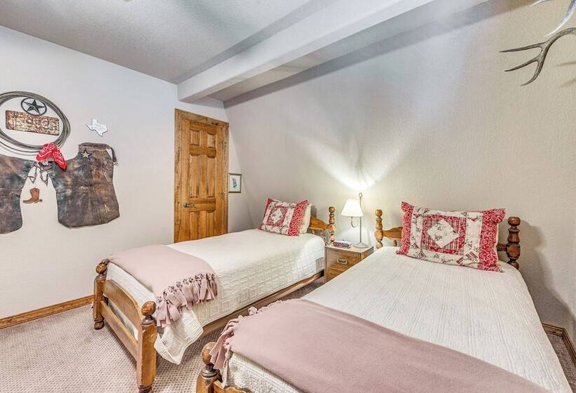 Rustic Cloudcroft Cabin W/ Spacious Deck & Grill!