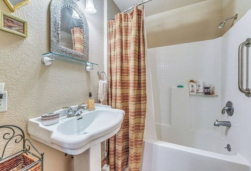 Rustic Cloudcroft Cabin W/ Spacious Deck & Grill!