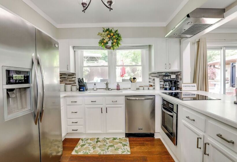 Spacious Atlanta Home W/ Yard ~ 9 Mi To Downtown