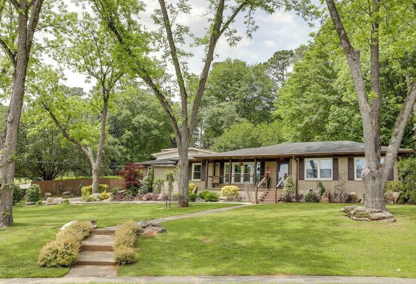 Spacious Atlanta Home W/ Yard ~ 9 Mi To Downtown