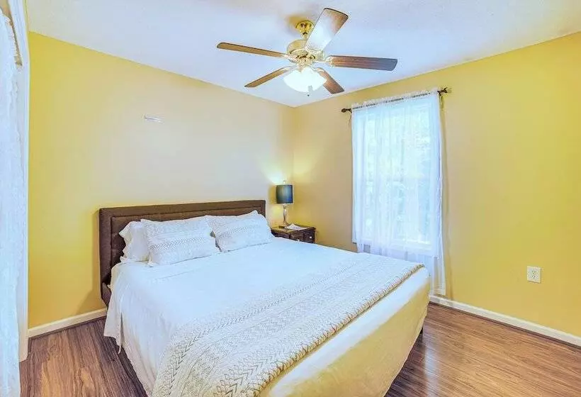 Spacious Champaign Home By University Of Illinois!