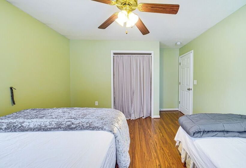 Spacious Champaign Home By University Of Illinois!