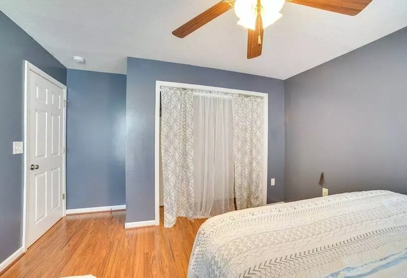 Spacious Champaign Home By University Of Illinois!
