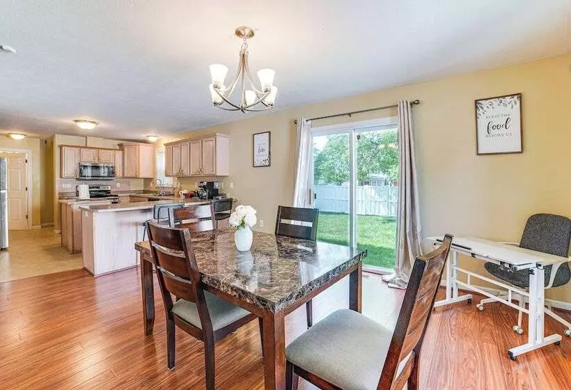 Spacious Champaign Home By University Of Illinois!