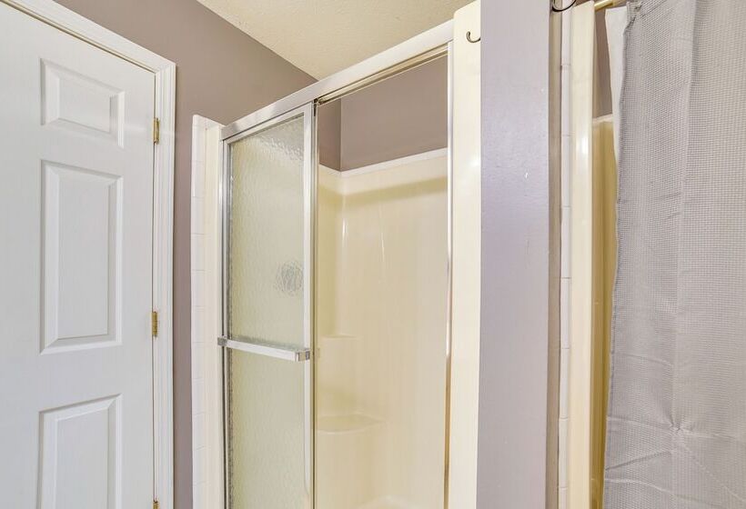 Spacious Champaign Home By University Of Illinois!