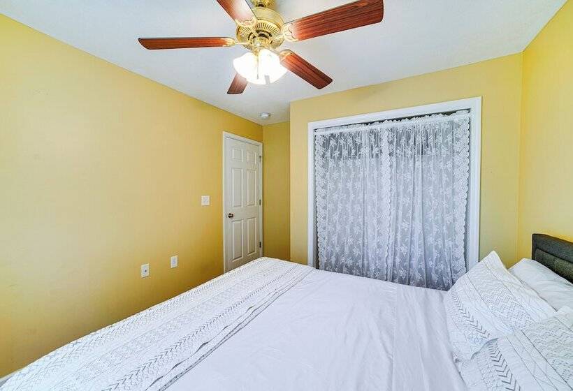 Spacious Champaign Home By University Of Illinois!