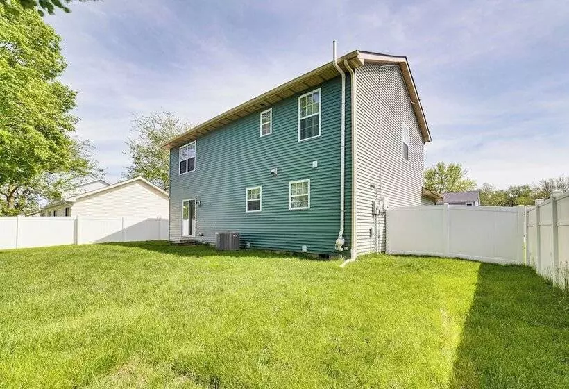 Spacious Champaign Home By University Of Illinois!