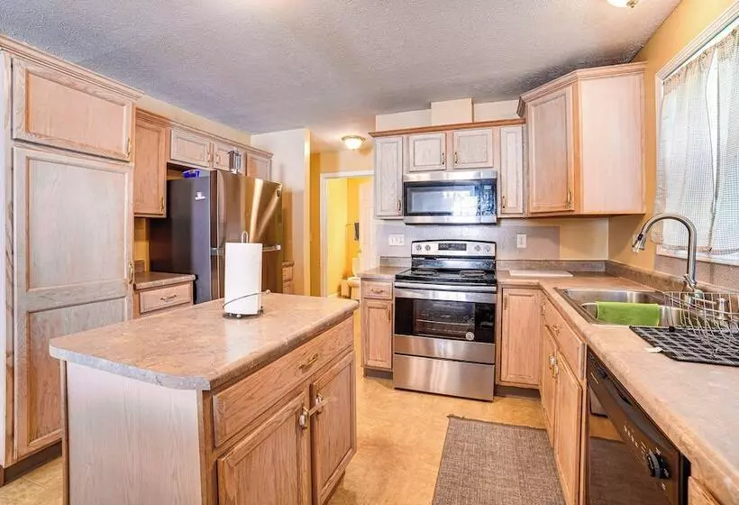 Spacious Champaign Home By University Of Illinois!