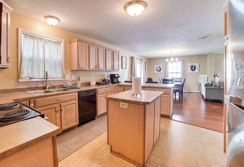 Spacious Champaign Home By University Of Illinois!