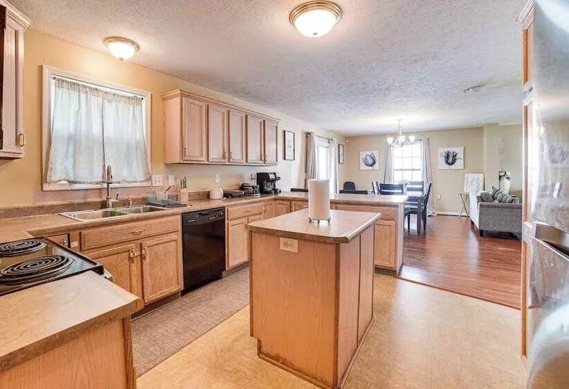 Spacious Champaign Home By University Of Illinois!