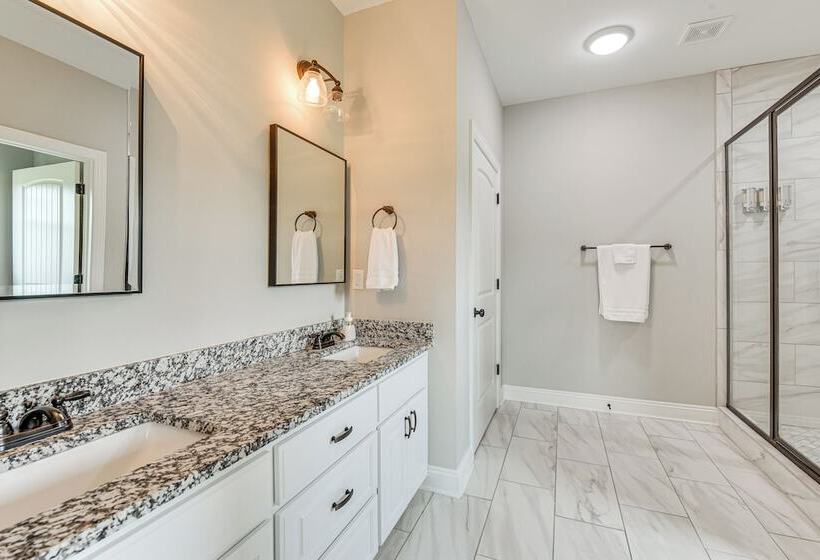 Spacious Dothan Home ~ 4 Mi To Downtown!