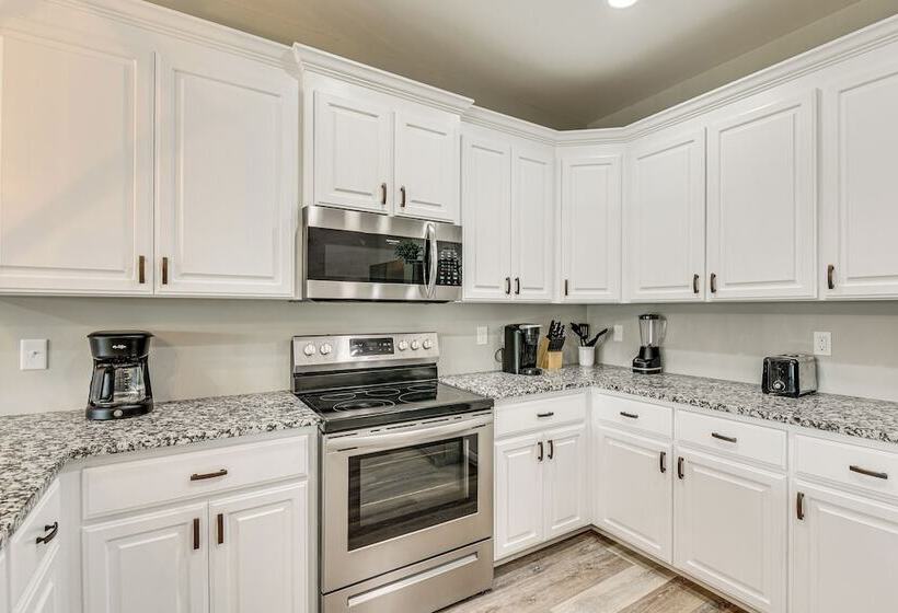 Spacious Dothan Home ~ 4 Mi To Downtown!