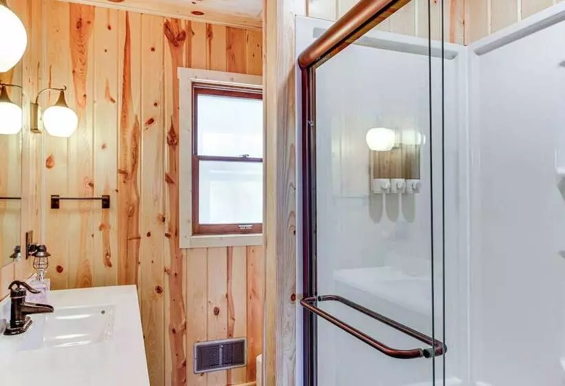 Spirit Lake Cabin W/ Boat & Kayak Rentals!