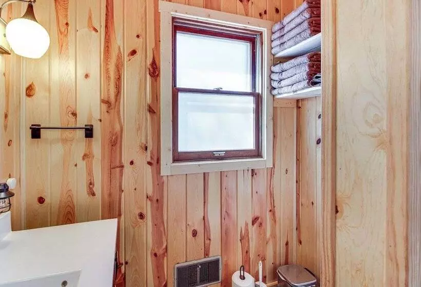 Spirit Lake Cabin W/ Boat & Kayak Rentals!