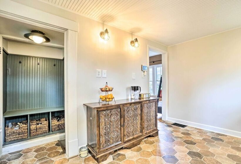 Welcoming Columbus Retreat: 5 Mi To Downtown!