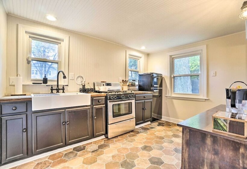 Welcoming Columbus Retreat: 5 Mi To Downtown!