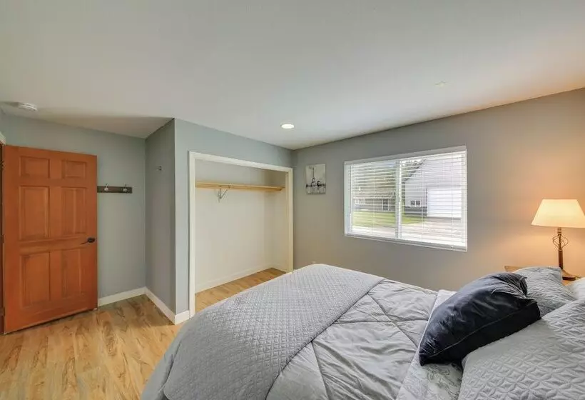 Beachfront Sagle Retreat W/ Boat Dock & Lift