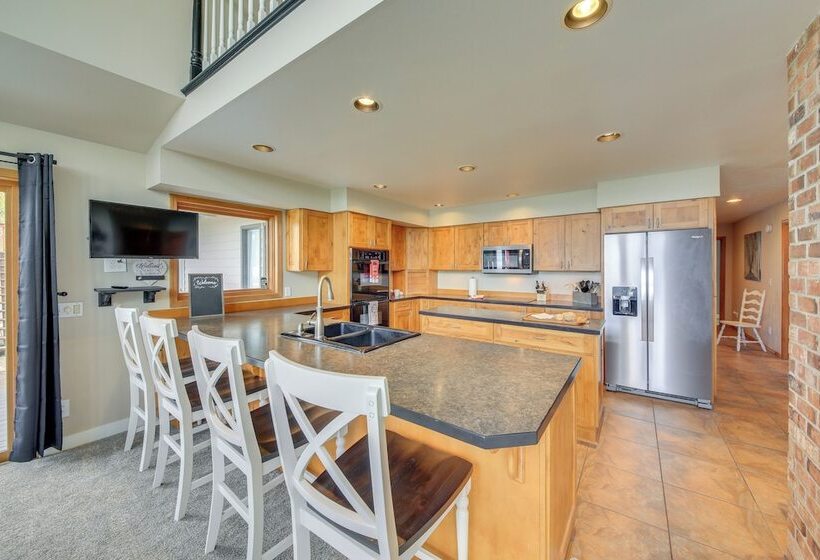 Beachfront Sagle Retreat W/ Boat Dock & Lift