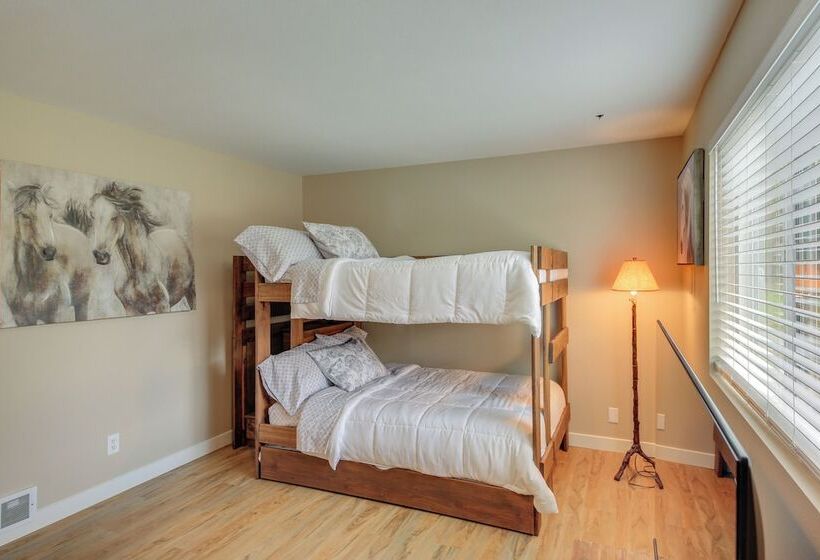 Beachfront Sagle Retreat W/ Boat Dock & Lift