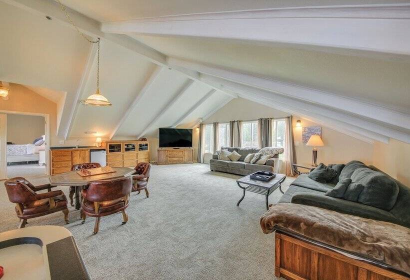 Beachfront Sagle Retreat W/ Boat Dock & Lift