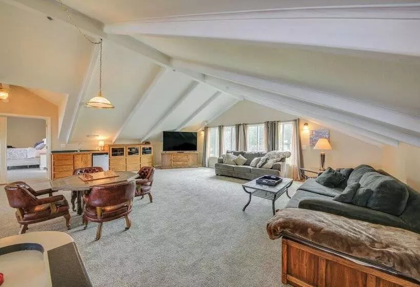 Beachfront Sagle Retreat W/ Boat Dock & Lift