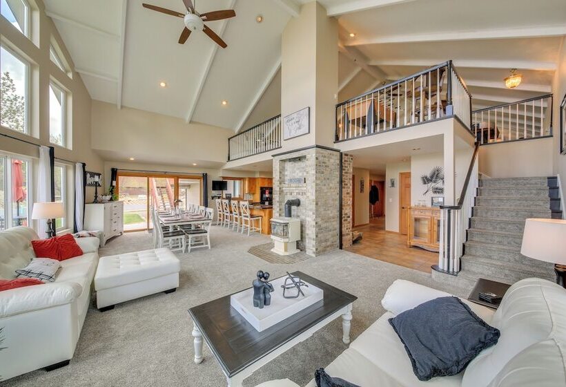 Beachfront Sagle Retreat W/ Boat Dock & Lift