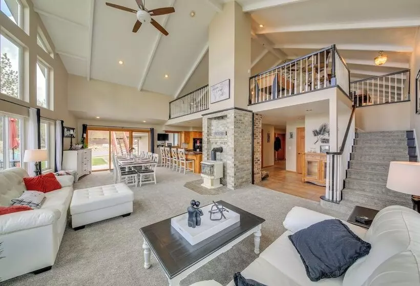 Beachfront Sagle Retreat W/ Boat Dock & Lift