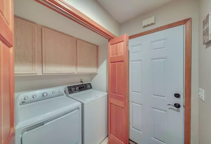 Beachfront Sagle Retreat W/ Boat Dock & Lift