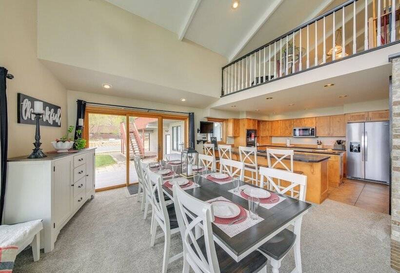 Beachfront Sagle Retreat W/ Boat Dock & Lift