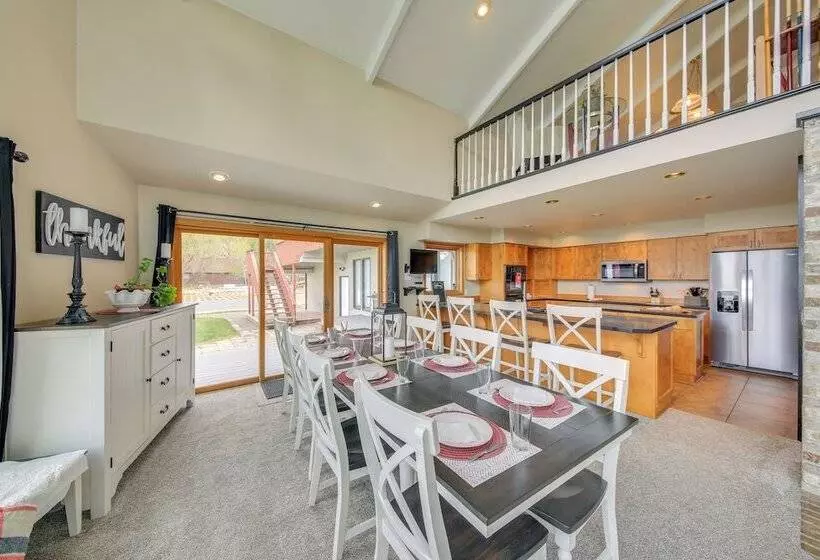 Beachfront Sagle Retreat W/ Boat Dock & Lift