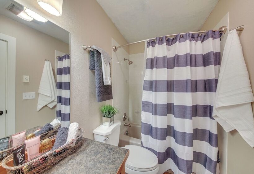 Beachfront Sagle Retreat W/ Boat Dock & Lift