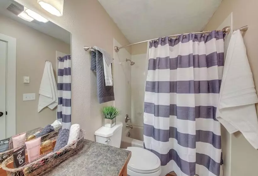 Beachfront Sagle Retreat W/ Boat Dock & Lift