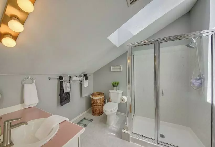 Beachfront Sagle Retreat W/ Boat Dock & Lift