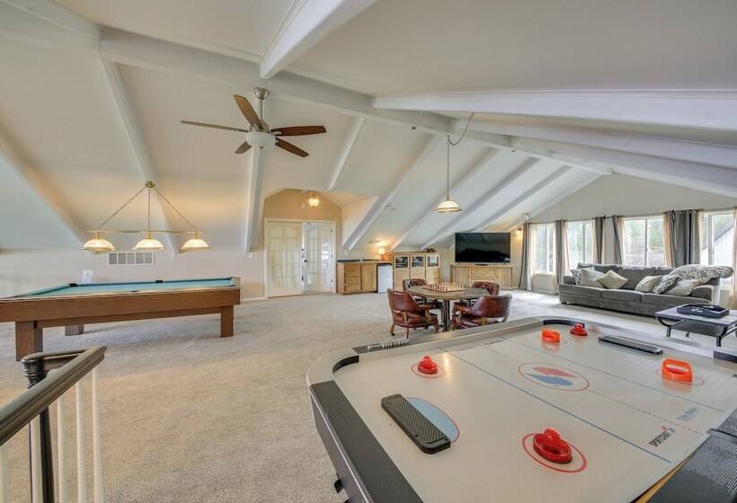 Beachfront Sagle Retreat W/ Boat Dock & Lift