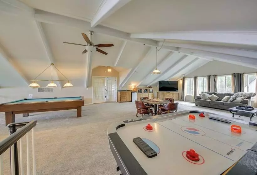 Beachfront Sagle Retreat W/ Boat Dock & Lift