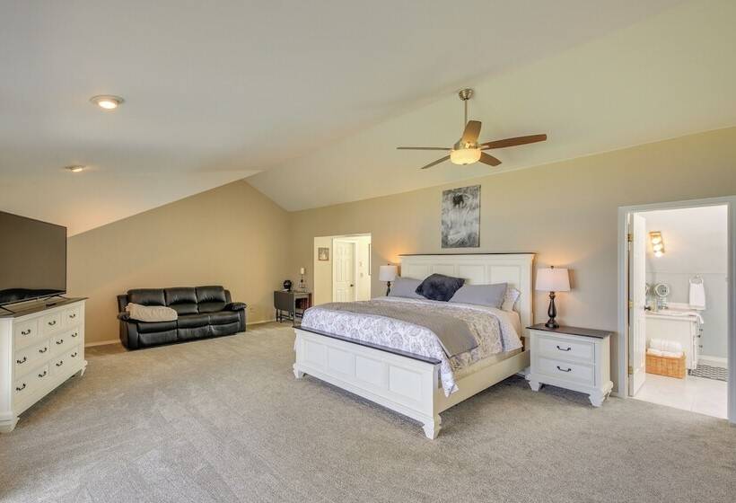 Beachfront Sagle Retreat W/ Boat Dock & Lift