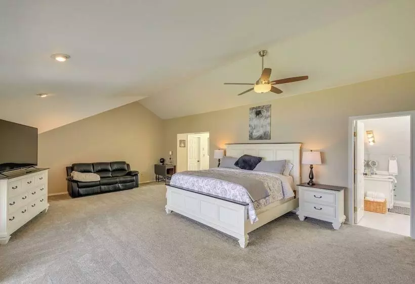 Beachfront Sagle Retreat W/ Boat Dock & Lift