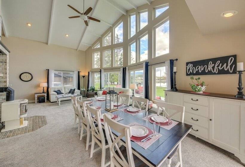 Beachfront Sagle Retreat W/ Boat Dock & Lift