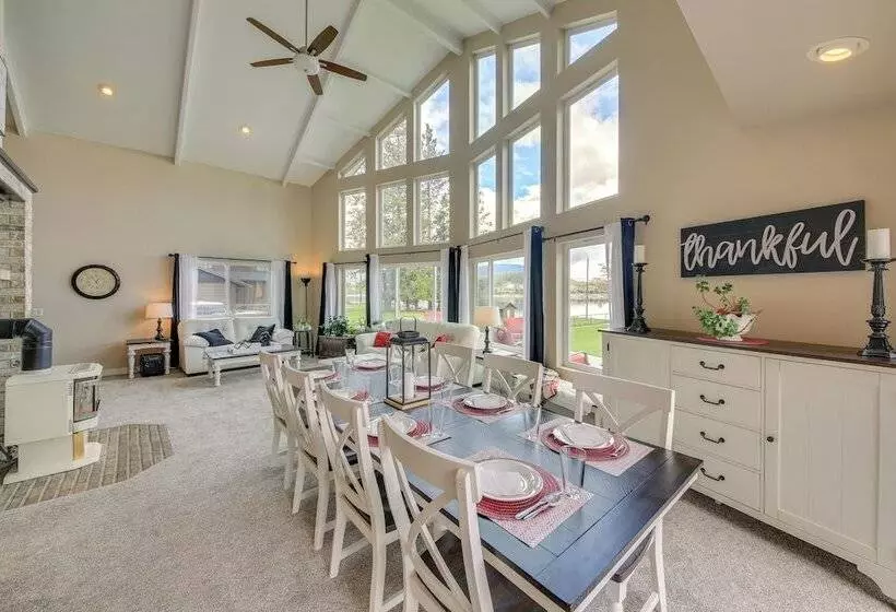 Beachfront Sagle Retreat W/ Boat Dock & Lift