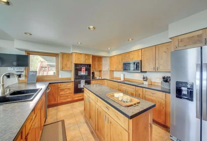 Beachfront Sagle Retreat W/ Boat Dock & Lift