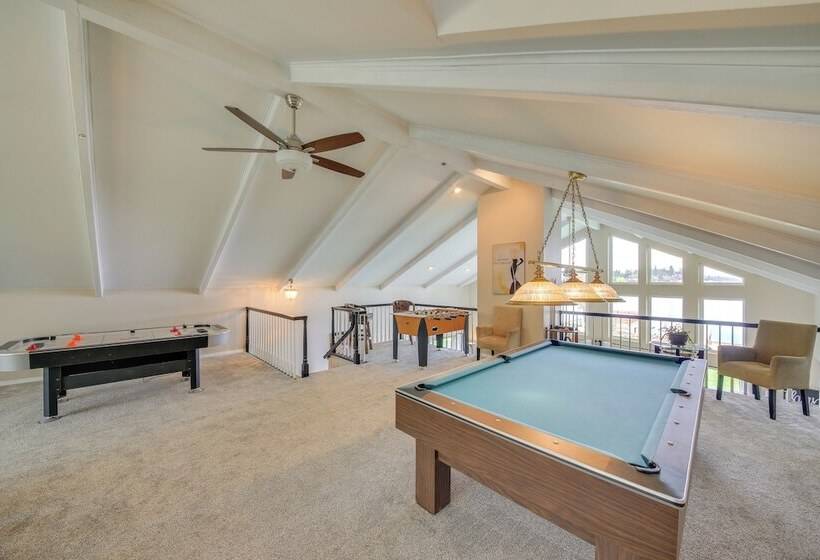 Beachfront Sagle Retreat W/ Boat Dock & Lift