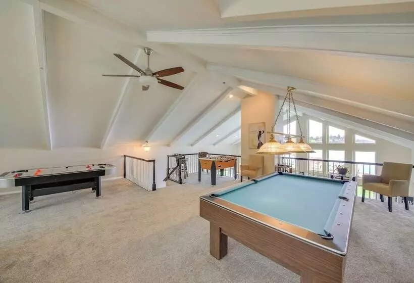 Beachfront Sagle Retreat W/ Boat Dock & Lift