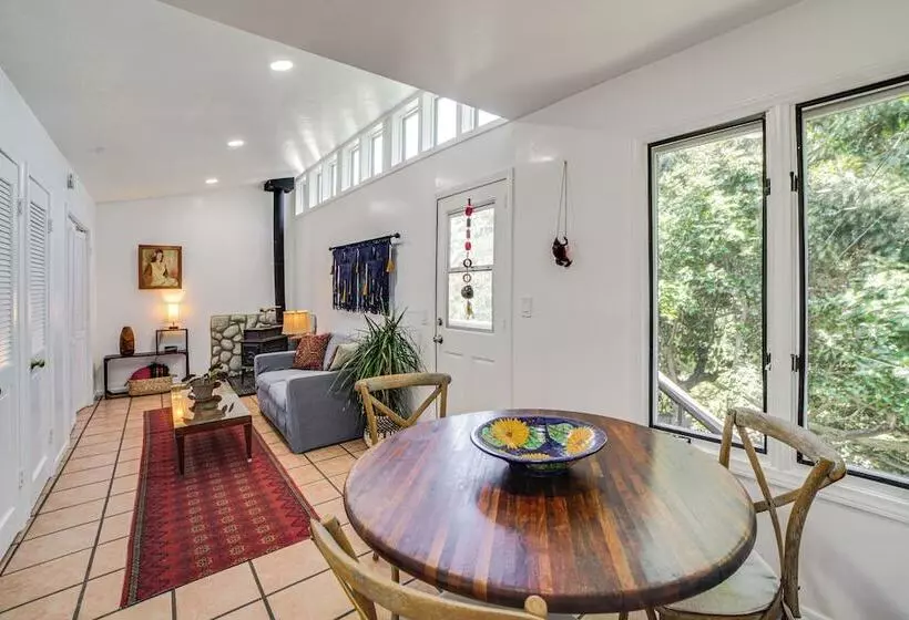 Treetop Topanga Cabin W/ Deck & Mountain Views!
