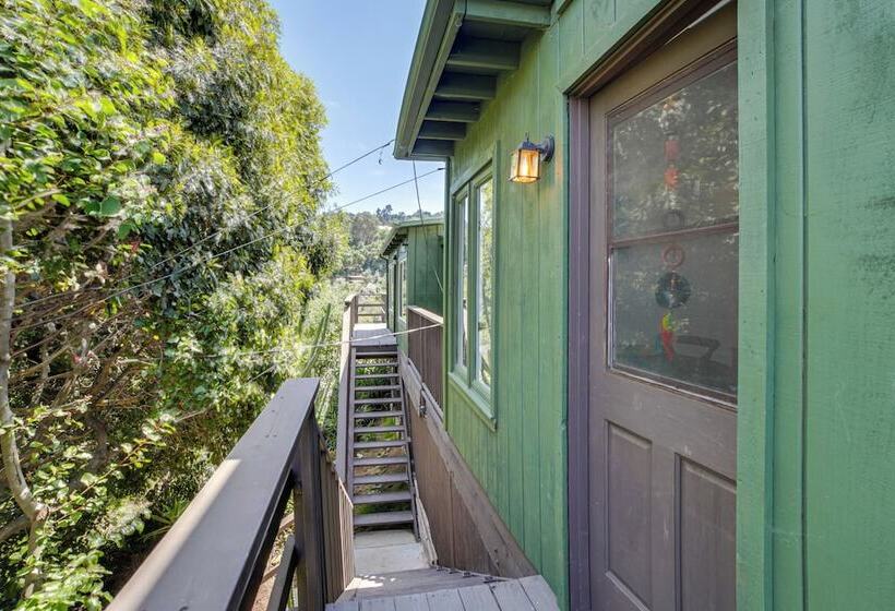 Treetop Topanga Cabin W/ Deck & Mountain Views!
