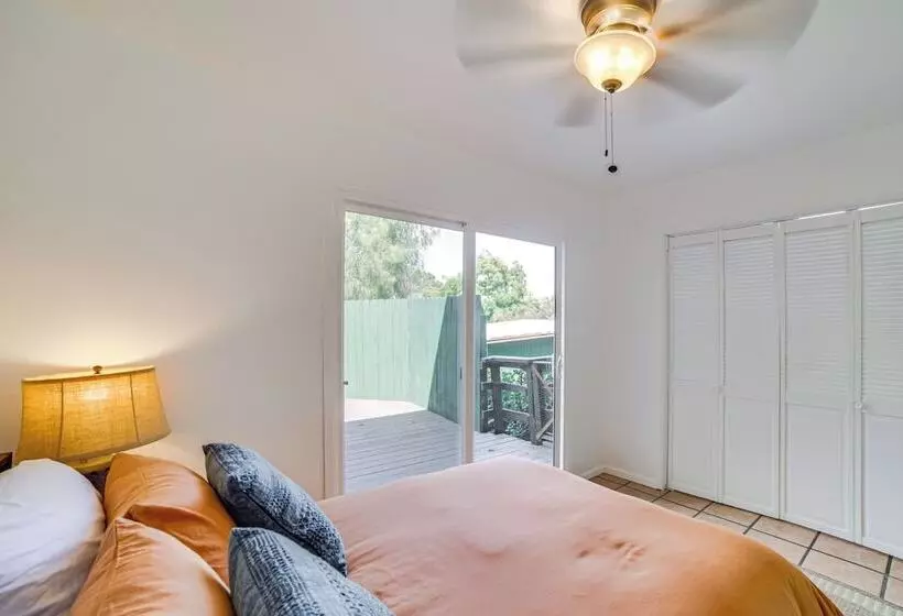 Treetop Topanga Cabin W/ Deck & Mountain Views!