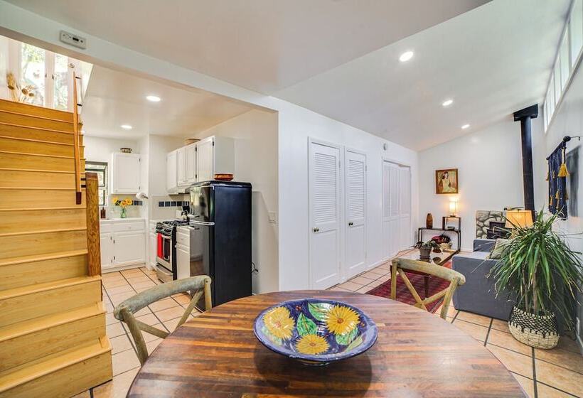 Treetop Topanga Cabin W/ Deck & Mountain Views!