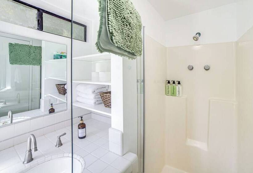 Treetop Topanga Cabin W/ Deck & Mountain Views!