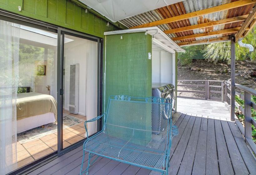 Treetop Topanga Cabin W/ Deck & Mountain Views!