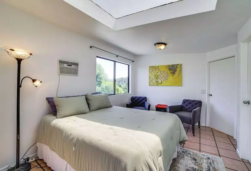 Treetop Topanga Cabin W/ Deck & Mountain Views!