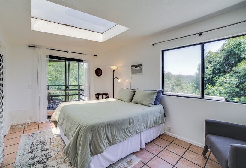 Treetop Topanga Cabin W/ Deck & Mountain Views!